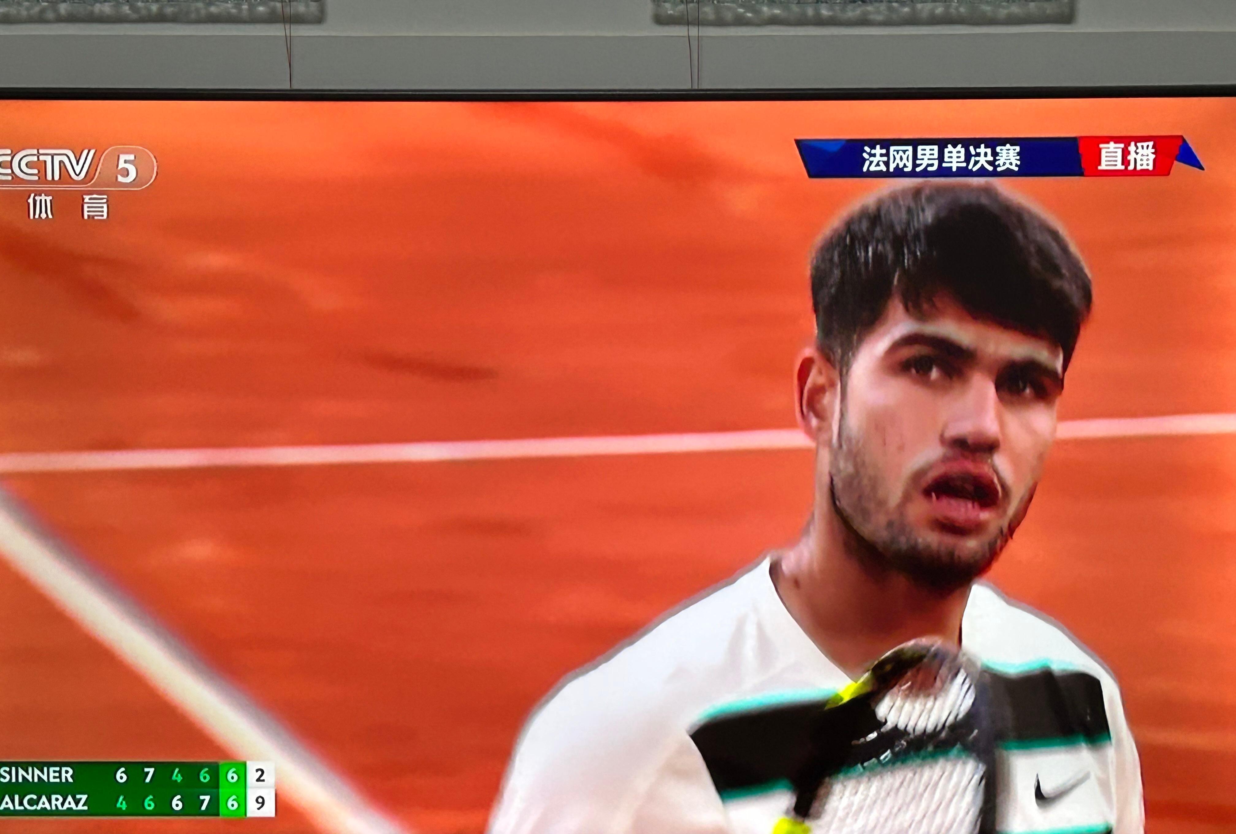 爱游戏电竞-阿扎尔加盟皇马亮相仪式视频