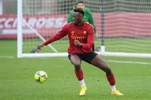 爱游戏体育-罗马训练开放日;赛后单刀错失引欢呼;英超在即;年轻球员得到机会的简单介绍